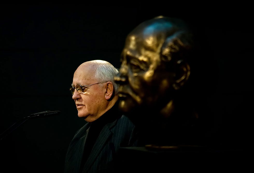 Le dernier président soviétique Mikhaïl Gorbatchev s'adresse aux invités après qu'un buste de lui-même par l'artiste français Serge Mangin a été dévoilé à Berlin, le 9 novembre 2009.