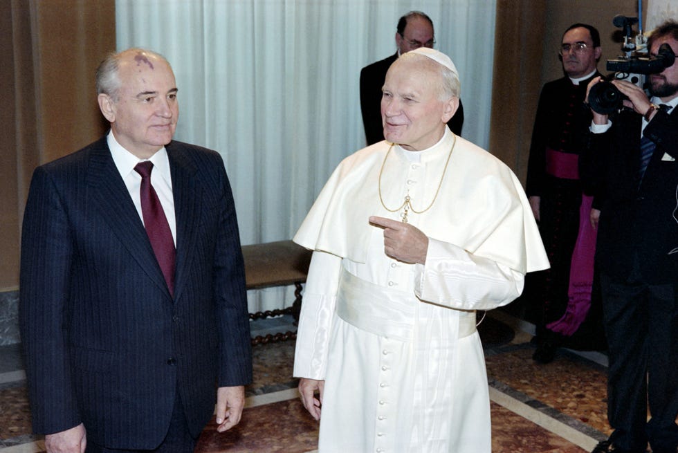 Le pape Jean-Paul II et le dirigeant soviétique Mikhaïl Gorbatchev posent pour les photographes après leur audience historique au Vatican le 1er décembre 1989. 