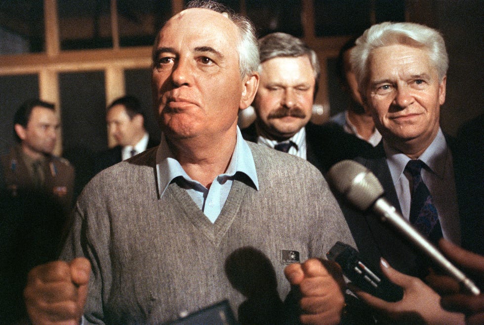 Le président soviétique Mikhaïl Gorbatchev fait sa première apparition depuis le coup d'État militaire, s'adressant aux journalistes dans sa maison de campagne le 21 août 1991, peu avant son retour à Moscou après l'échec du coup d'État.  Derrière Gorbatchev se tient le vice-président russe Alexander Rutskoi (2e à droite).