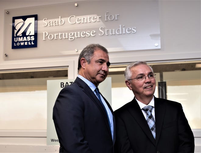 O Presidente do Governo Regional dos Açores, José Manuel Bolieiro, conversa com o Prof. Frank Sousa, director do Saab Center for Portuguese Studies da Universidade de Massachusetts em Lowell.