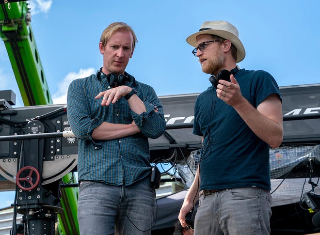 Showrunners Patrick McKay, kiri, dan JD Payne di lokasi syuting "Penguasa Cincin: Cincin Kekuasaan."