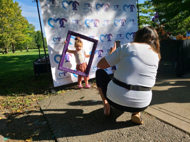 Participants in Richmond's 2021 Walk to End Alzheimer's take advantage of a photo opportunity.