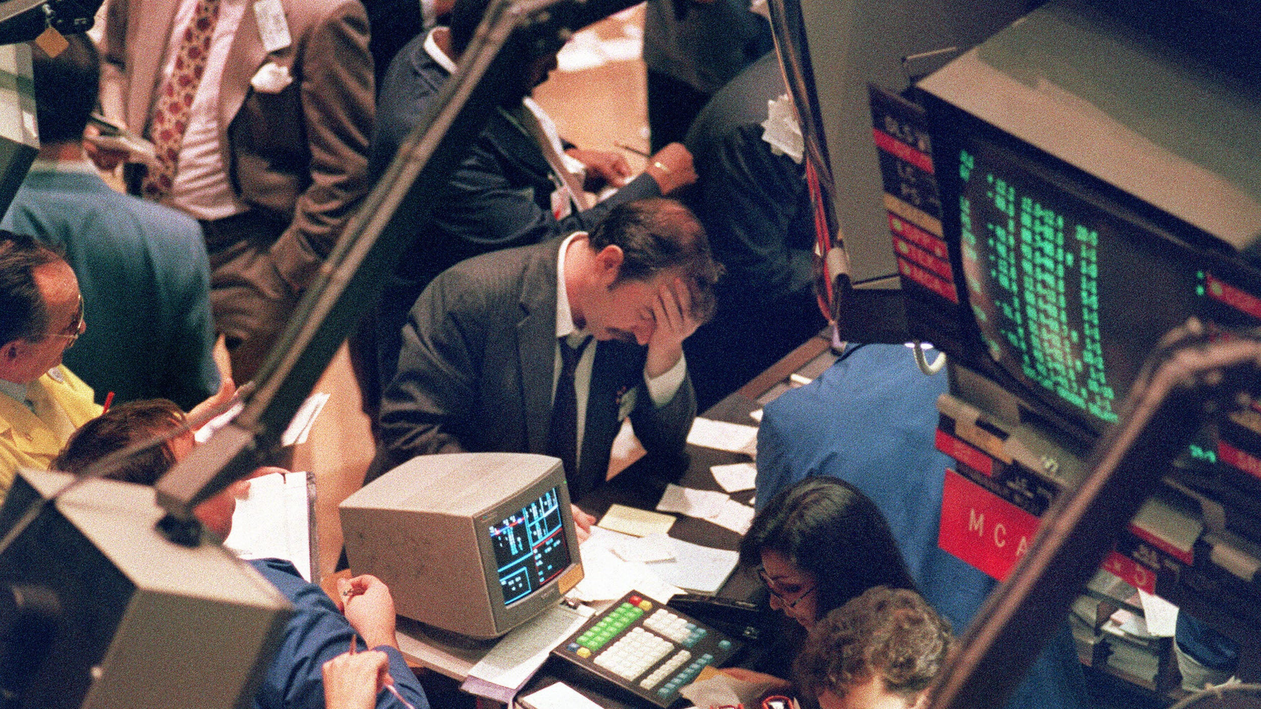 Stock market crashes, experts don't understand why