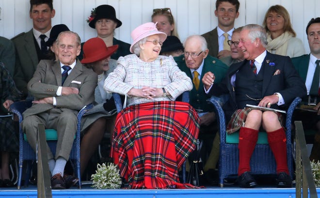 Pocos aman más los juegos de las tierras altas que la familia real británica.  La reina Isabel II, su hijo, el príncipe Carlos y su esposo, el príncipe Felipe, comparten una carcajada en el Rally Braemar 2017 en Braemar, Escocia, el 2 de septiembre de 2017.