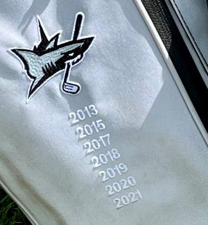I titoli di golf statali del Ponte Vedra High Boys sono riportati sulla borsa che i giocatori del 2022 utilizzeranno in questa stagione.