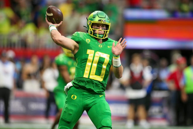 Oregon Ducks quarterback Bo Nix throws a pass against the Georgia Bulldogs in the first quarter at Mercedes-Benz Stadium in Atlanta, Ga. Saturday, Sept. 3, 2022. 