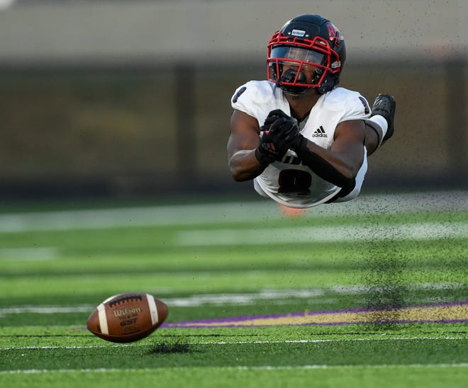 Pleasure Ridge Park's Santana Crayton (8) makes a diving catch attempt with Bowling Green's Wick Dotson (9) trailing during a high school football game Friday, Sept. 2, 2022 at Bowling Green High School in Bowling Green, Ky. (Photo by Joe Imel/Daily News, special to the Courier Journal)