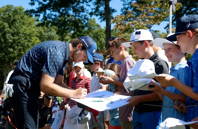 Shergo Al Kurdi firma autógrafos para los jóvenes fanáticos antes de la segunda ronda del torneo LIV Golf Invitational-Boston el 3 de septiembre en Bolton.