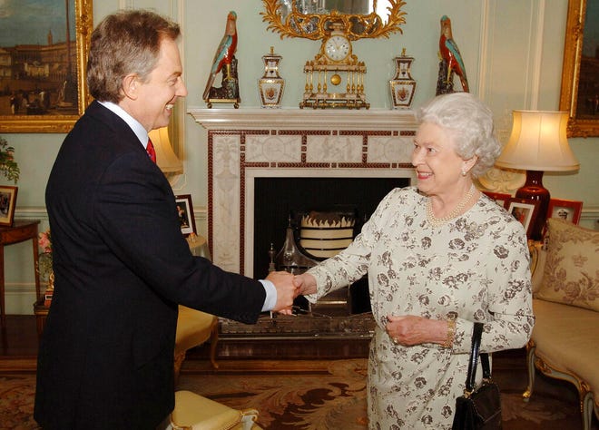 Ratu Inggris Elizabeth II menerima pemimpin Partai Buruh, Tony Blair Jumat 6 Mei 2005, di Istana Buckingham setelah Partai Buruh memenangkan masa jabatan ketiga yang bersejarah - tetapi dengan mayoritas berkurang.