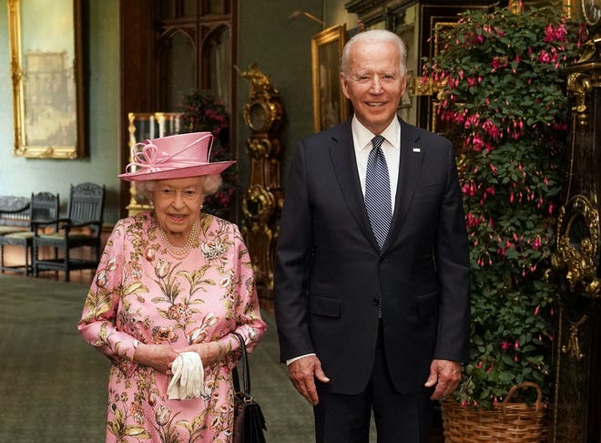 Königin Elizabeth II. mit US-Präsident Joe Biden im Grand Corridor bei ihrem Besuch auf Schloss Windsor am 13. Juni 2021 in Windsor, England.