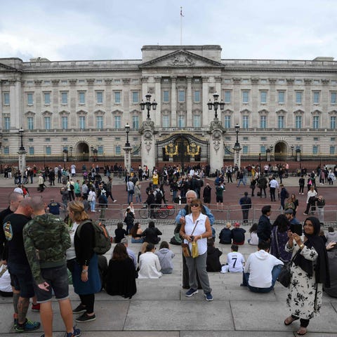 Crowds gather outside Buckingham Palace, central L