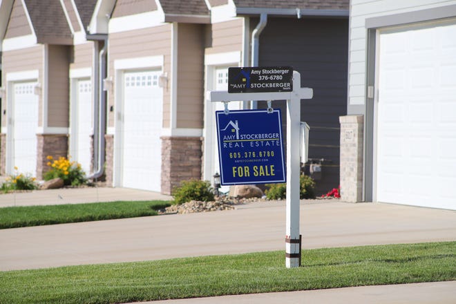 미국 전역에서 지역 사회는 1년 전보다 주택 판매가 더 적다고 보고하고 있습니다. 높은 금리와 높은 가격으로 인해 주택 구입이 어려워지기 때문입니다.