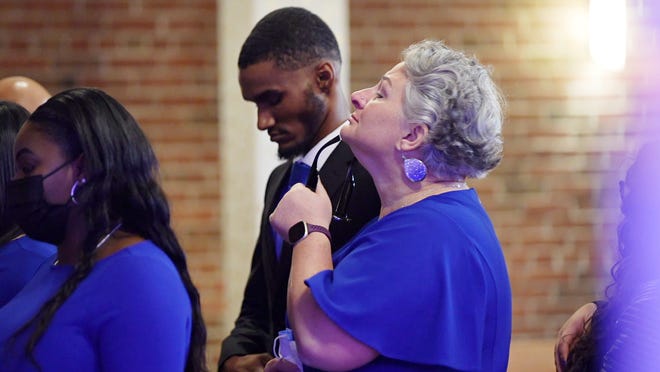 Family mourns Donovan Lewis at funeral after deadly police taking pictures