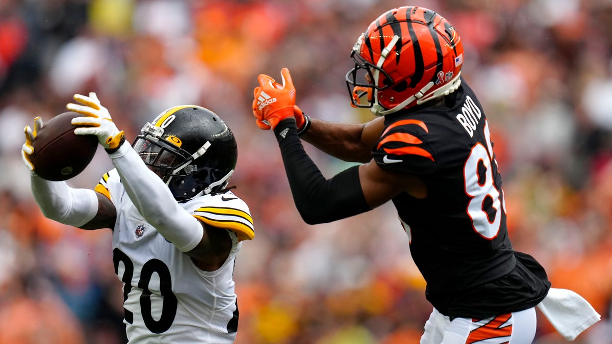 Steelers cornerback Cameron Sutton intercepts a pass intended for Bengals wide receiver Tyler Boyd.