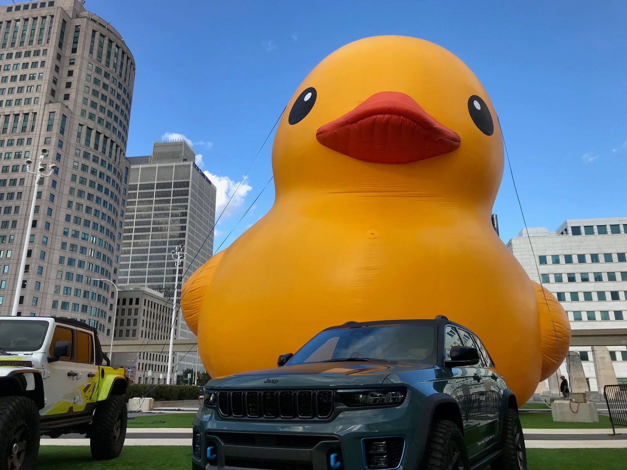 World's largest rubber duck' at Detroit auto show celebrates 'Duck Duck  Jeep' movement