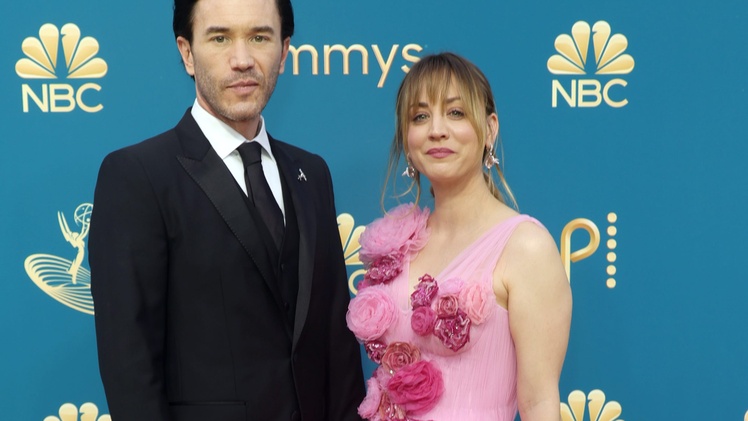Kaley Cuoco, Tom Pelphrey make adorable red carpet debut at 2022 Emmys