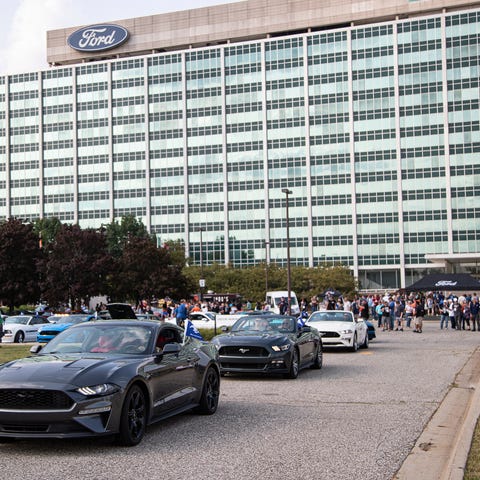 First wave of more than 1,000 Ford Mustang cars le