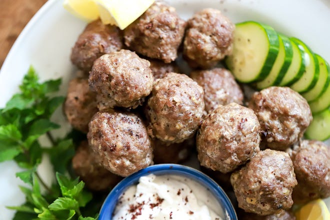 Κάντε το ένα από τα αγαπημένα σας γεύματα με αυτή τη συνταγή για ελληνικούς κεφτέδες τζατζίκι