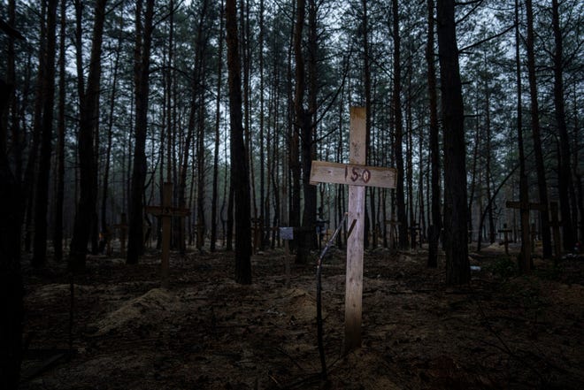 Pemandangan kuburan tak dikenal dari warga sipil dan tentara Ukraina di sebuah pemakaman di daerah Izium yang baru saja direbut kembali, Ukraina, Kamis, 15 September 2022.
