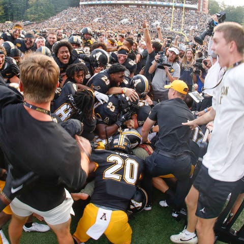 Appalachian State Mountaineers players pile on WR 