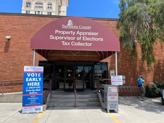 Signs at the Sarasota County Supervisor of Elections Office offer guidance during the early voting period for the August 2022 early voting period.