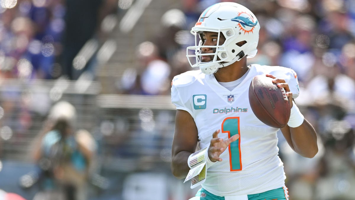 Tua Tagovailoa drops back to pass during the first half against the Baltimore Ravens at M&T Bank Stadium.