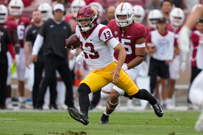 Le quart-arrière du sud de la Californie Caleb Williams (13 ans) court avec le football contre Stanford au cours du premier trimestre au stade de Stanford.