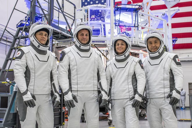 Астронавты SpaceX Crew-5 готовы принять участие в испытании интерфейса оборудования экипажа (CEIT) в штаб-квартире SpaceX в Хоторне, Калифорния, 13 августа 2022 года. Джош Касада, пилот;  Николь Манн, командир звездолета.  и Коити Ваката, специалист по полетам JAXA (Японское агентство аэрокосмических исследований).  SpaceX Crew-5 НАСА станет пятой миссией компании по ротации пилотируемой космической транспортной системы и ее шестым полетом с астронавтами на Международную космическую станцию ​​в рамках коммерческой программы агентства.