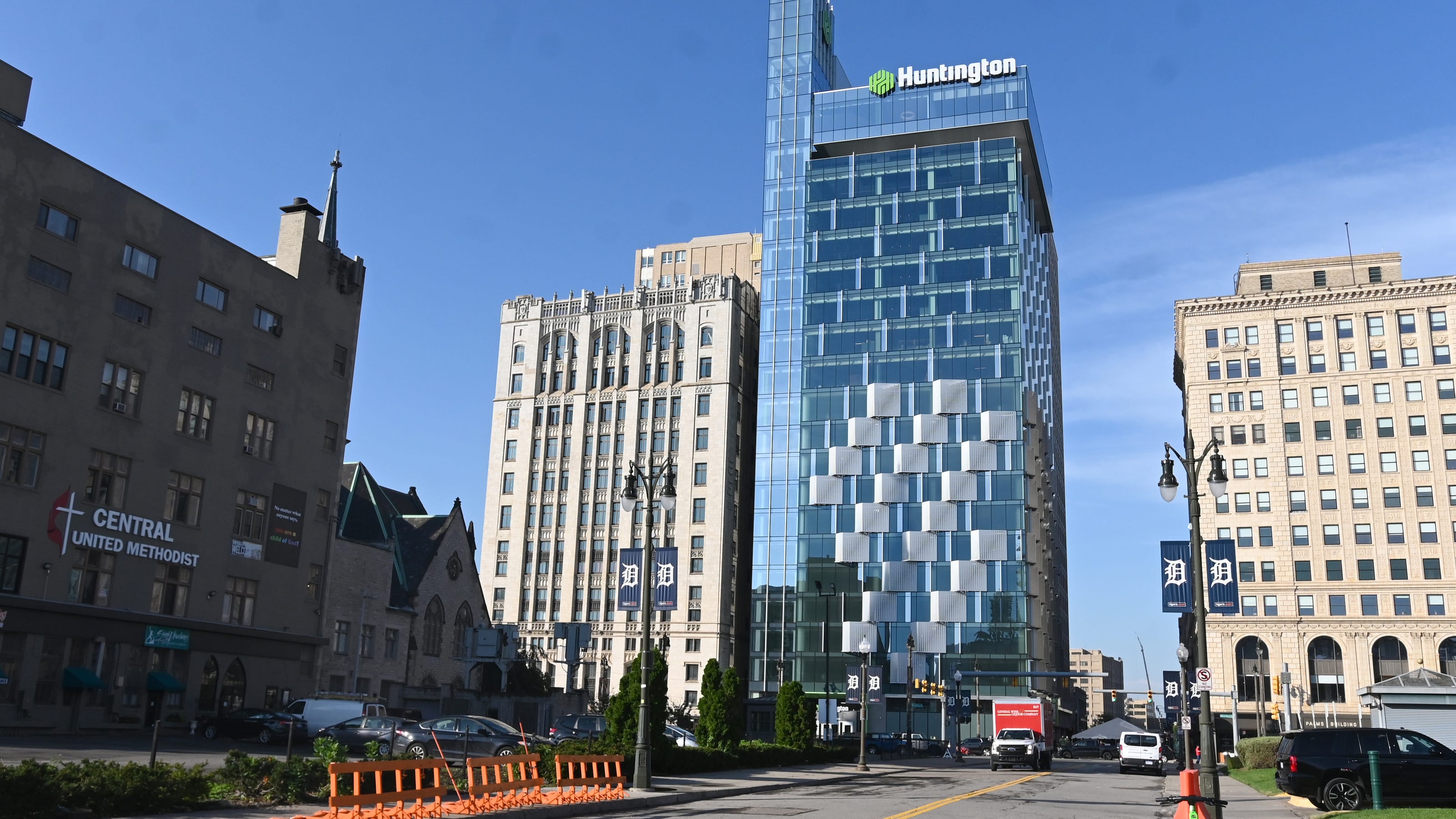 Huntington Bank opens 21 story building in downtown Detroit Huntington Bank opens 21 story building in downtown Detroit