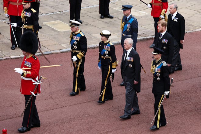 De gauche à droite, le roi Charles, la princesse Anne, le prince Andrew et le prince Edward, avec le prince William et le prince Harry derrière eux, en procession lors des funérailles nationales de la reine Elizabeth II au château de Windsor le 19 septembre 2022 à Windsor.