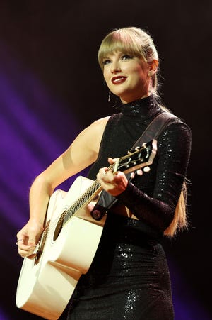 Taylor Swift treedt op op het podium van de NSAI 2022 Nashville Songwriter Awards op 20 september 2022 in Nashville. Hij heeft zijn 10e album uitgebracht. "middernacht," op 21 oktober