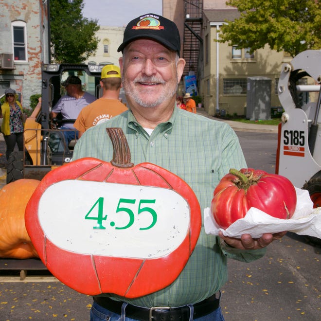 Dundee 2021 Pumpkin Palooze The heaviest tomato at 4.55 pounds was brought by Richard Boutain.