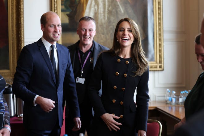 Le prince britannique William et Kate, princesse de Galles, rencontrent des bénévoles et du personnel opérationnel qui ont participé à la facilitation du service d'engagement pour la reine Elizabeth II à la chapelle St George, à Windsor Guildhall, Berkshire, le jeudi 22 septembre 2022.