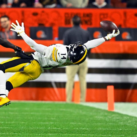 Steelers wide receiver George Pickens (14) makes a