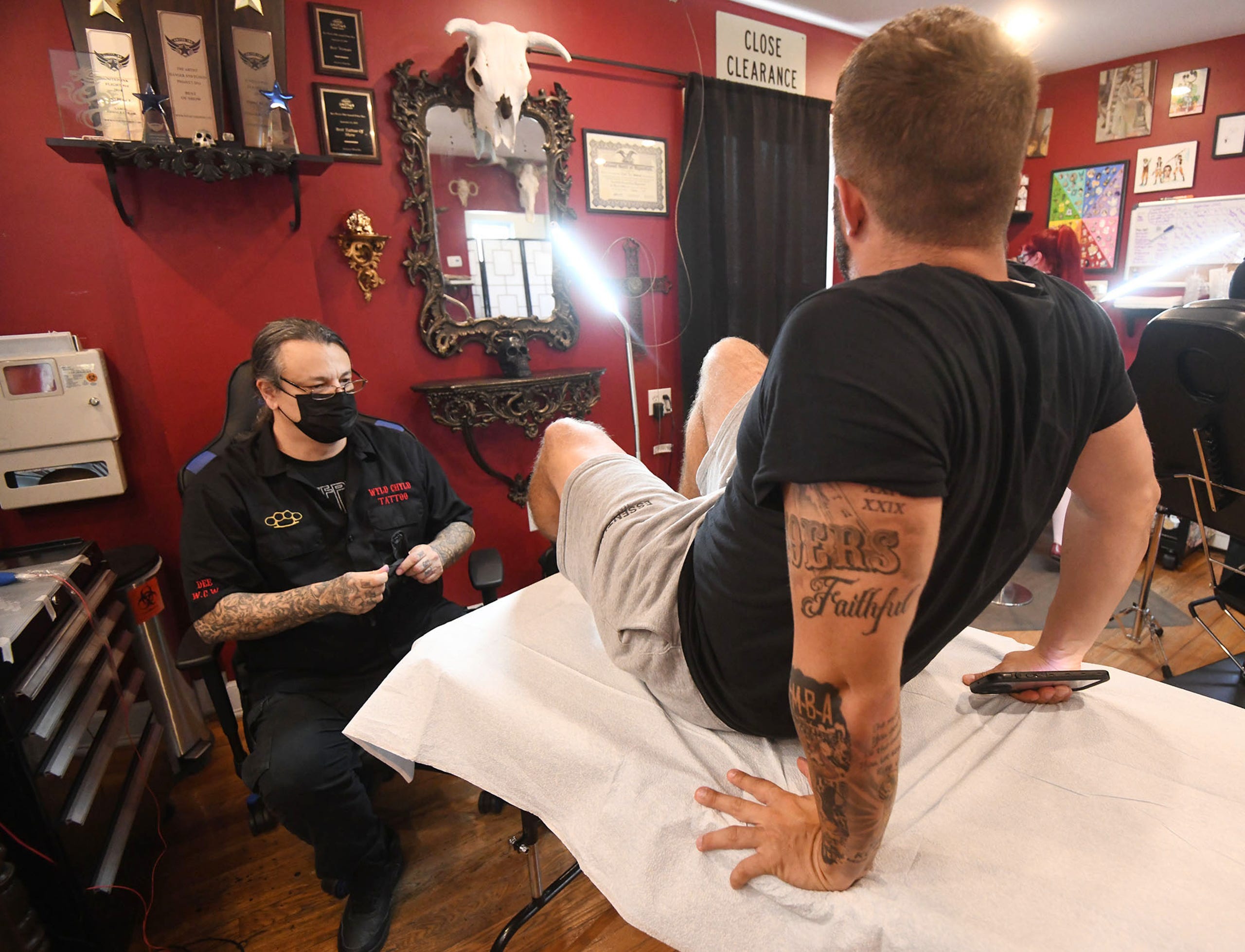 Client Vincent Smith of Plainfield arrives to get final work done on his NBA basketball star Seth Curry leg tattoo by tattooist Dee Whitcomb Sept. 20, 2022.