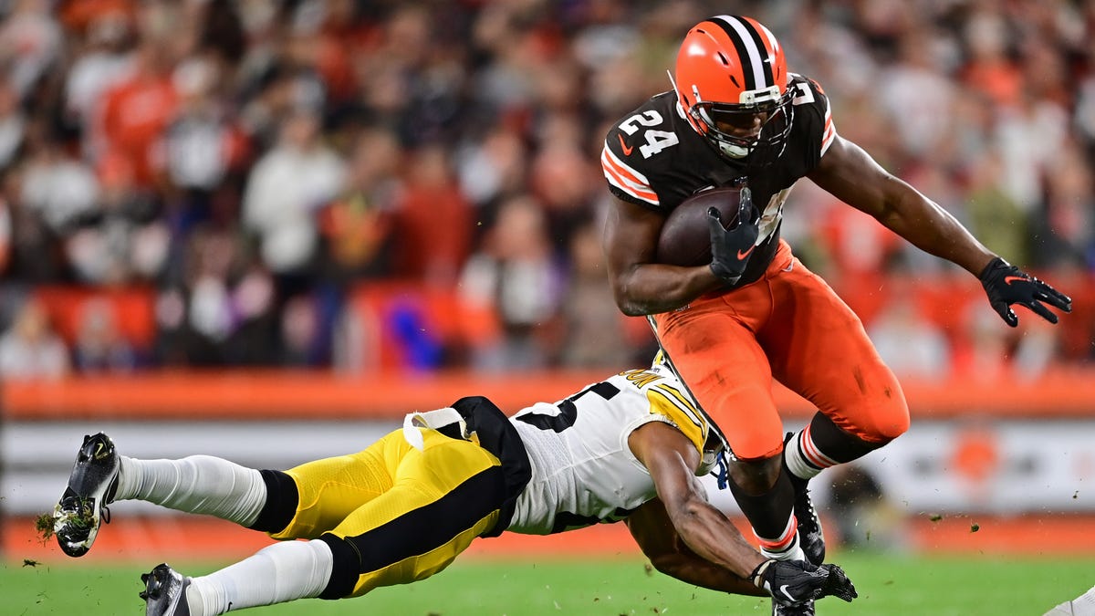 Cleveland Browns running back Nick Chubb (24) hurdles over Pittsburgh Steelers safety Damontae Kazee.