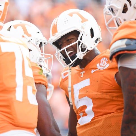 Tennessee quarterback Hendon Hooker (5) congratula