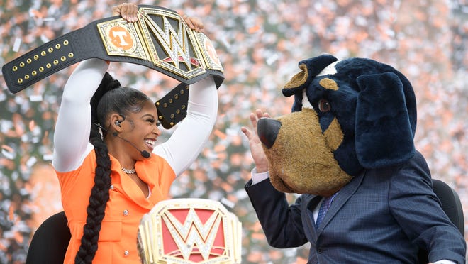 Lee Corso picks Tennessee football to beat Florida on College GameDay