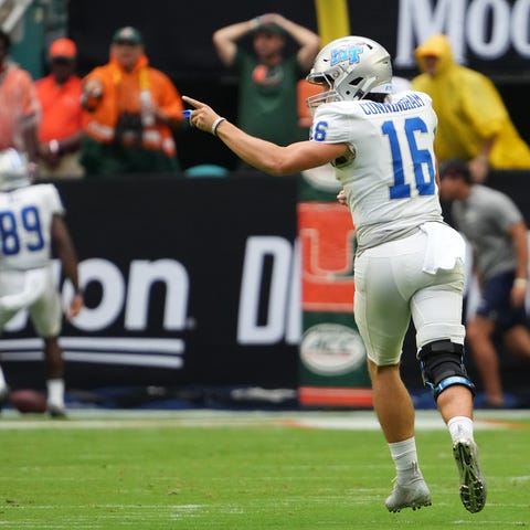 Sep 24, 2022; Miami Gardens, Florida, USA; Middle 