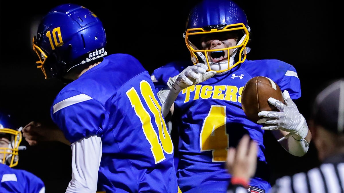 Oostburg vs. Howards Grove high school football photos