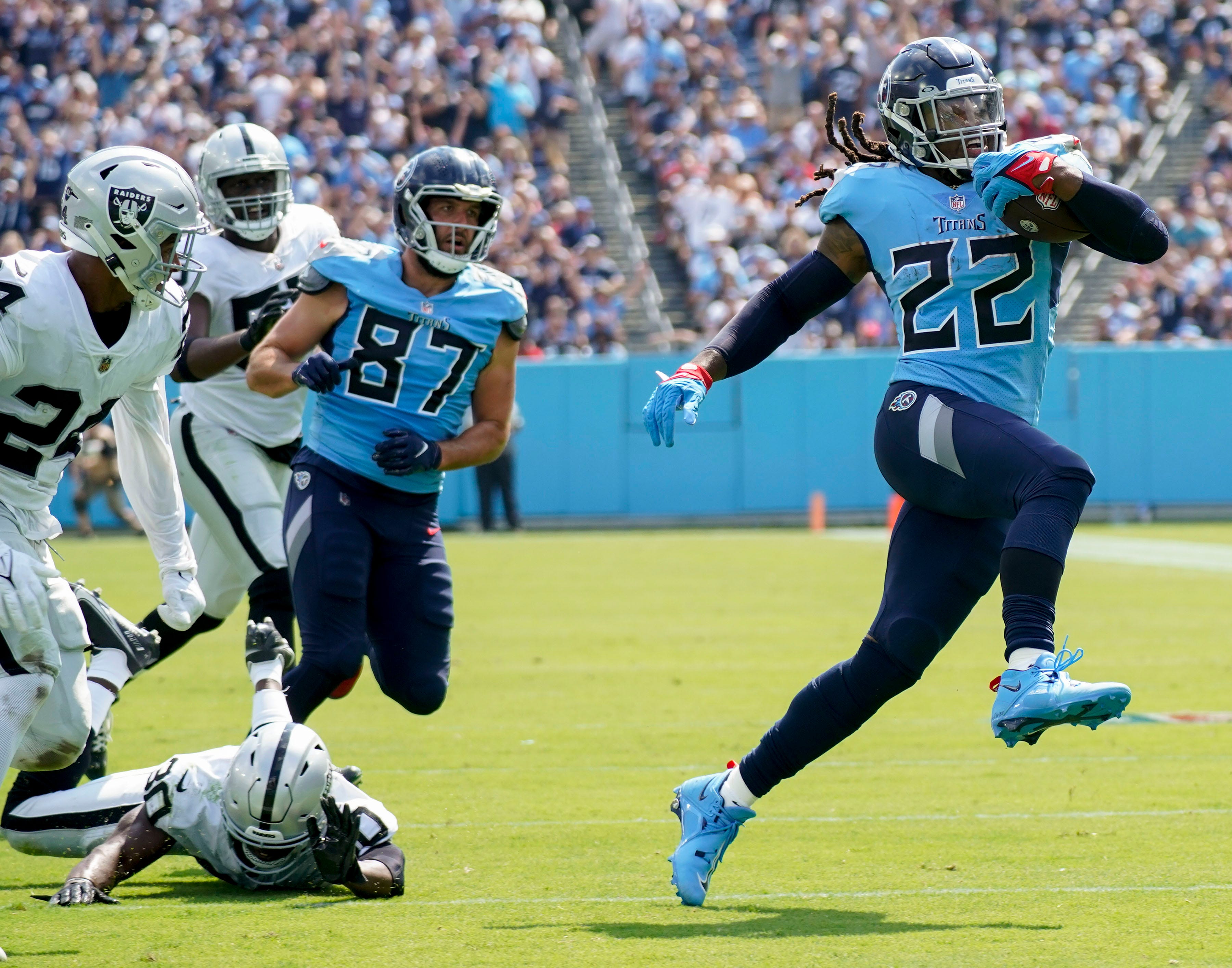 Derrick Henry, Jeffery Simmons miss Tennessee Titans practice Thursday