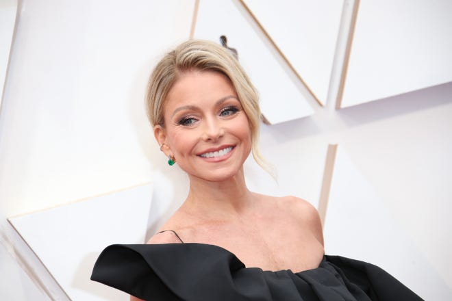 Kelly Ripa walks the red carpet at the Academy Awards in Los Angeles in 2020.