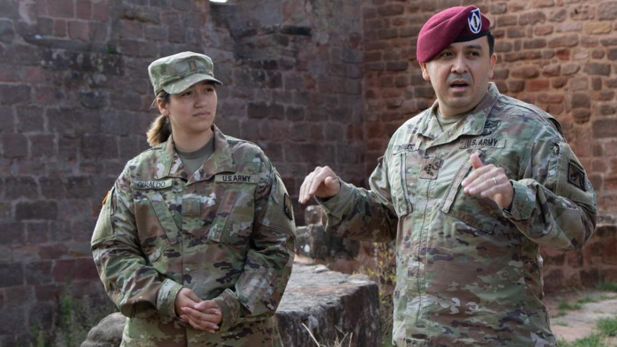 Soldat aus Fort Bragg fördert Tochter im deutschen Einsatz