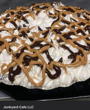 La madre de la propietaria Karla Holman hace "98 por ciento" de hornear en el Junkyard Cafe en Jefferson.