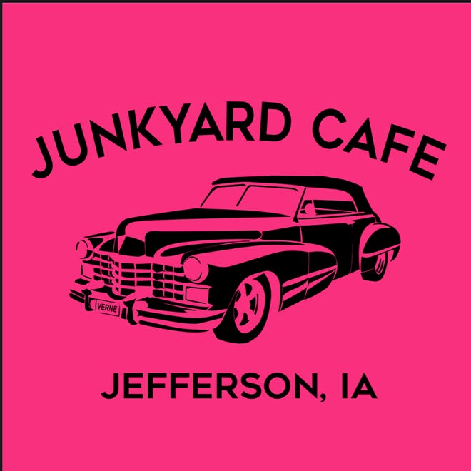 La propietaria Karla Holman considera que Jefferson's Junkyard Cafe es un tributo a su difunto padre, Verne Louis Leyendecker. Su automóvil favorito, un Cadillac de 1947, se adopta como el logotipo de Junkyard Cafe con su nombre en la placa.