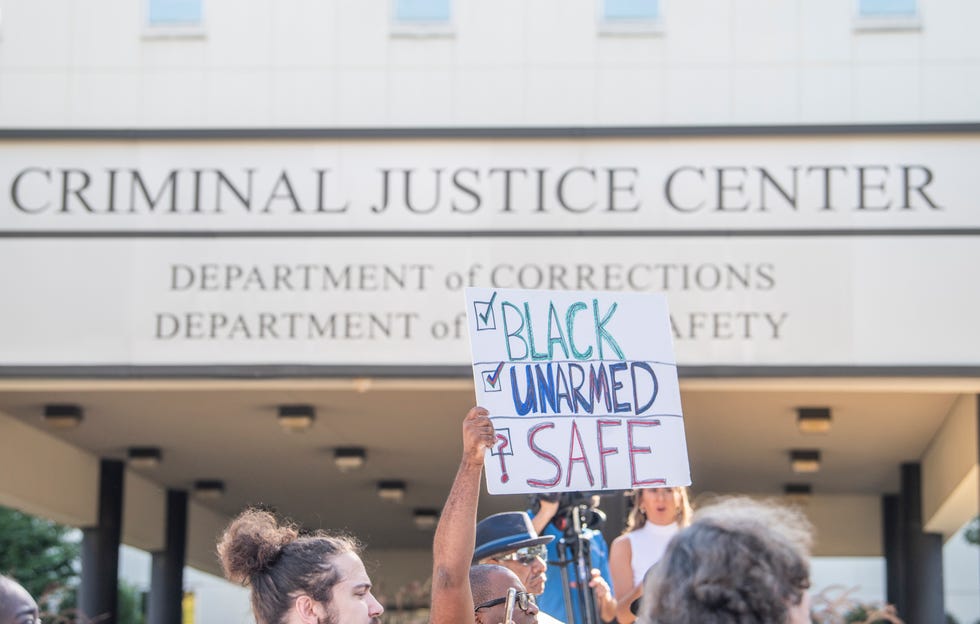 Семьи и активисты собираются в знак протеста против Управления исправительных учреждений Алабамы возле Центра уголовного правосудия Алабамы в Монтгомери, штат Алабама, в понедельник, 26 сентября 2022 года.