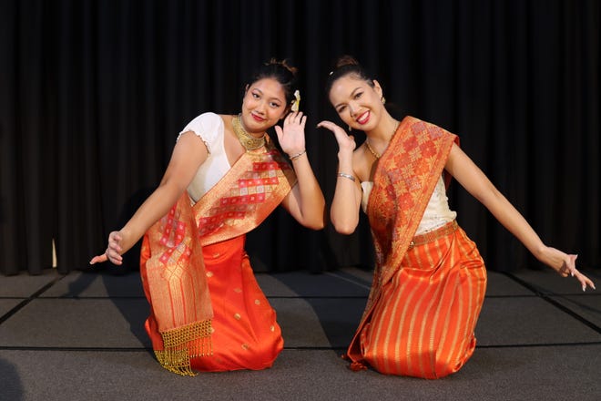 在斯科茨代尔的亚利桑那土著亚洲节期间，舞者将展示老挝的传统风格。