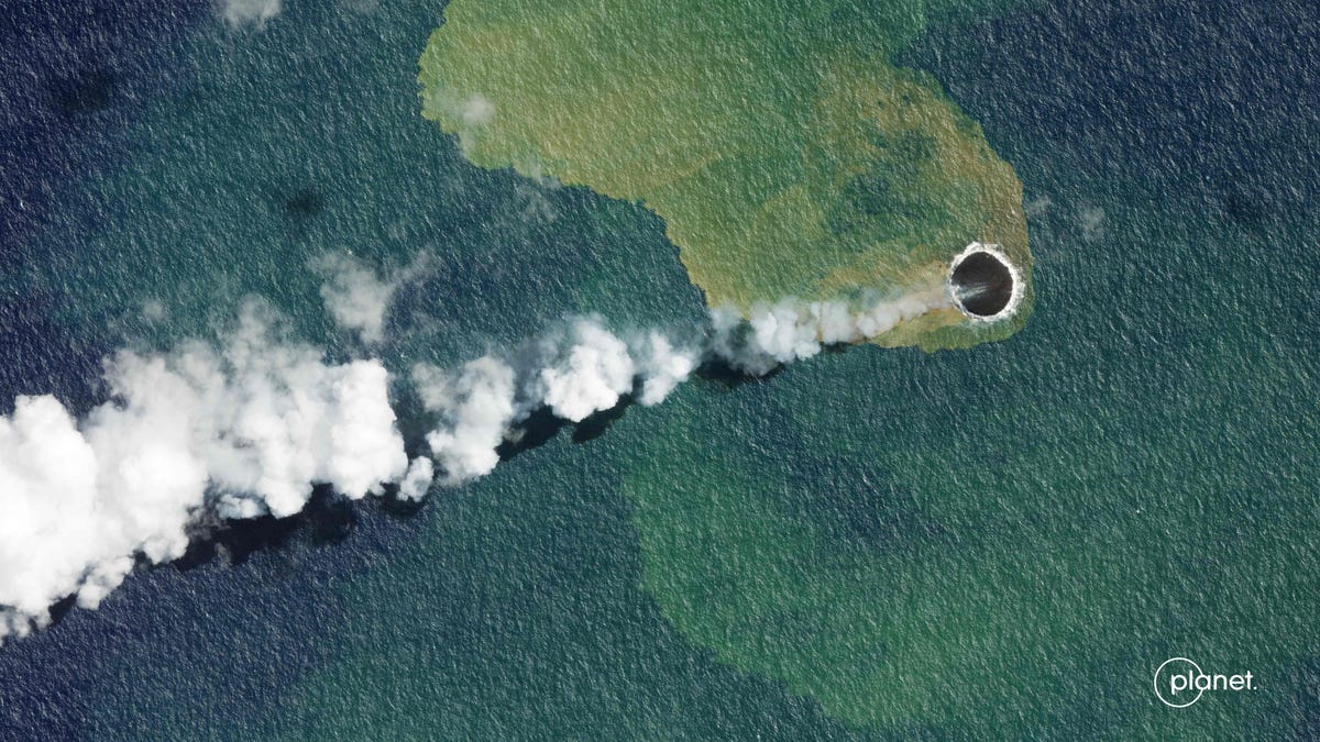 Новый остров образовался на Тонге после извержения подводного вулкана