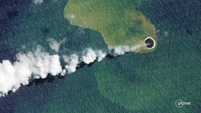 Esta imagen satelital distribuida el 16 de septiembre de 2022 por Planet Labs PBC y capturada el 14 de septiembre de 2022 muestra el volcán Home Reef en Tonga, donde los investigadores notaron nueva actividad sísmica y ventilación.
