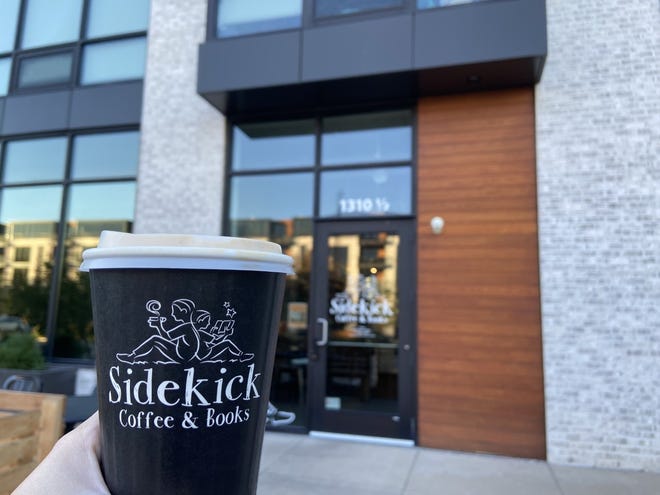 Un café con leche con especias de calabaza de Sidekick Coffee & Books en Iowa City.